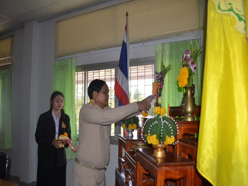 1 เม.ย 59 ดร.โชคชัย เดชอมรธัญ ผู้ว่าราชการจังหวัดมหาสารคาม เป็นประธานพิธีทอดผ้าป่ามหากุศลสมทบกองทุนพัฒนาเด็กชนบทในพระราชูปถัมภ์สมเด็จพระเทพรัตราชสุดาฯ สยามบรมราชกุมารี