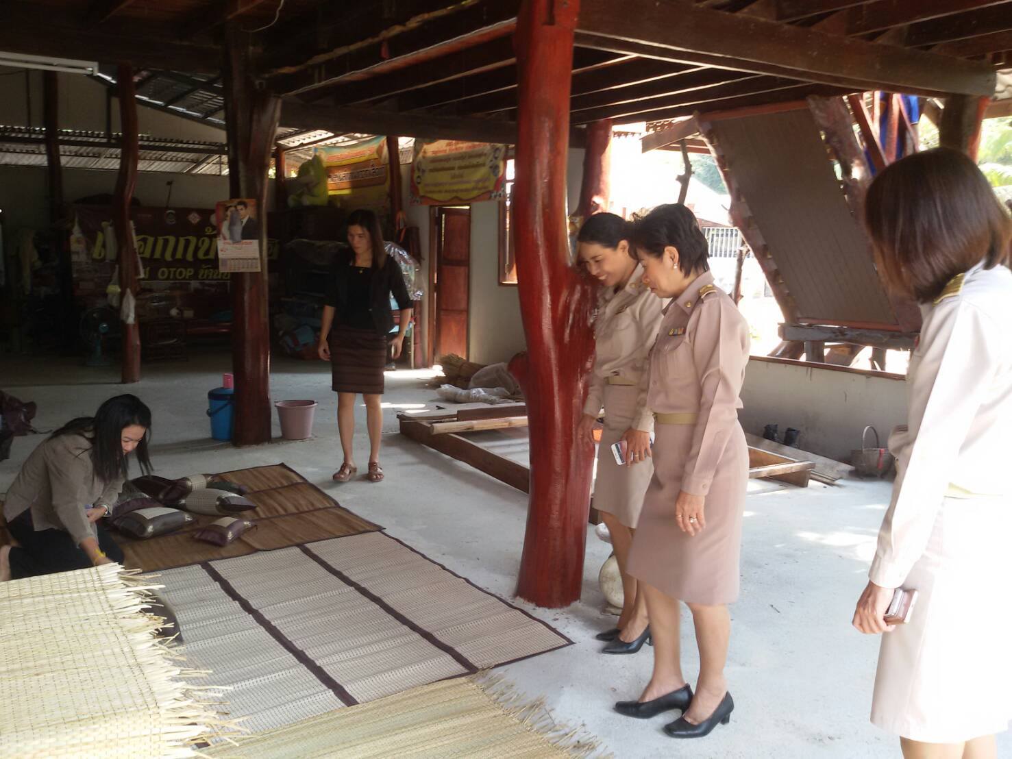 21 กุมภาพันธ์ 2560  นางสาวศศิธร  ปัญญาไว พัฒนาการจังหวัดมหาสารคาม  ให้คำแนะนำ ติดตามเยี่ยมชมและให้กำลังใจแก่กลุ่มผู้ผลิต OTOP เสื่อกกบ้านเฮา บ้านปอพาน