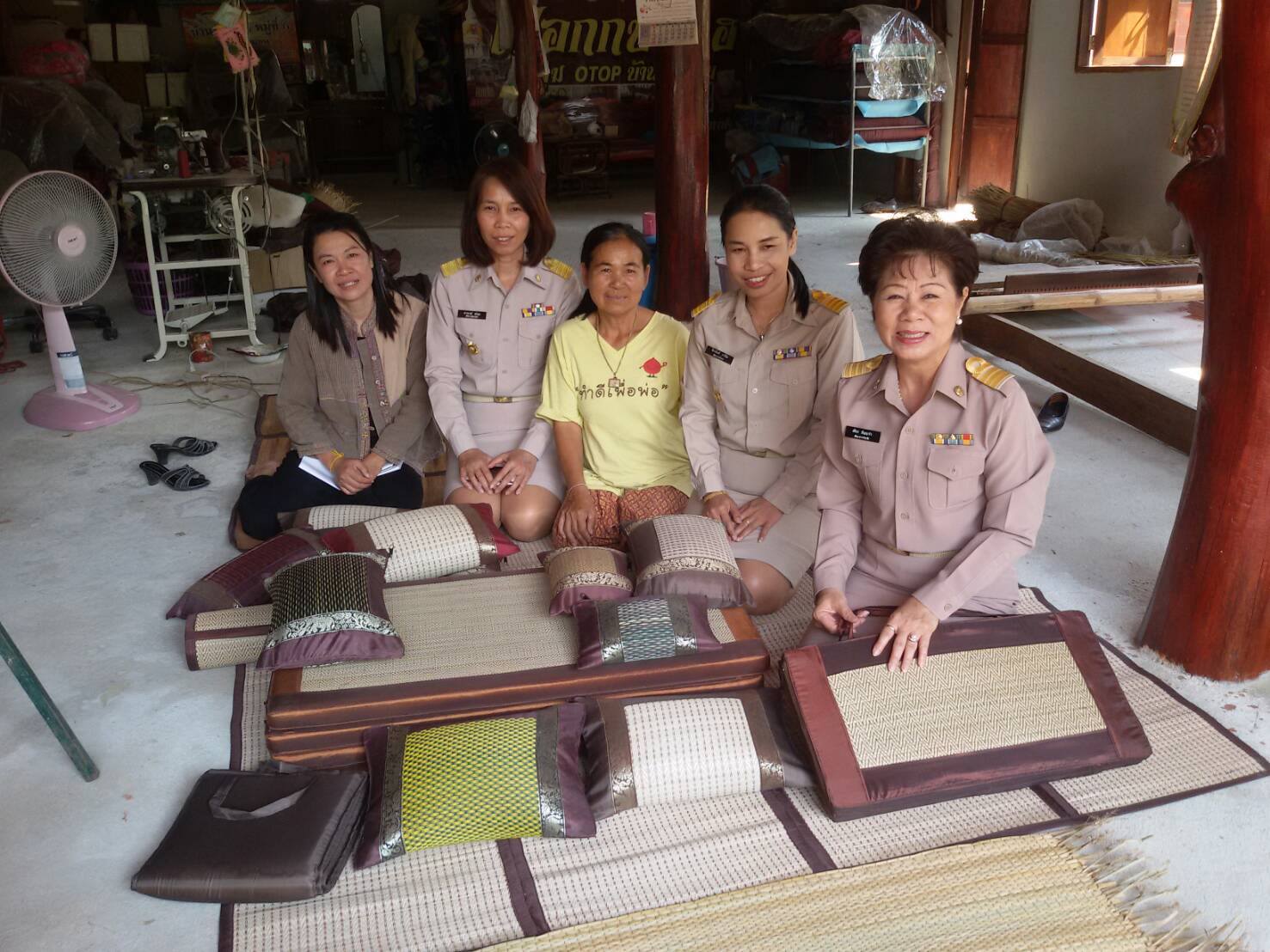 21 กุมภาพันธ์ 2560  นางสาวศศิธร  ปัญญาไว พัฒนาการจังหวัดมหาสารคาม  ให้คำแนะนำ ติดตามเยี่ยมชมและให้กำลังใจแก่กลุ่มผู้ผลิต OTOP เสื่อกกบ้านเฮา บ้านปอพาน