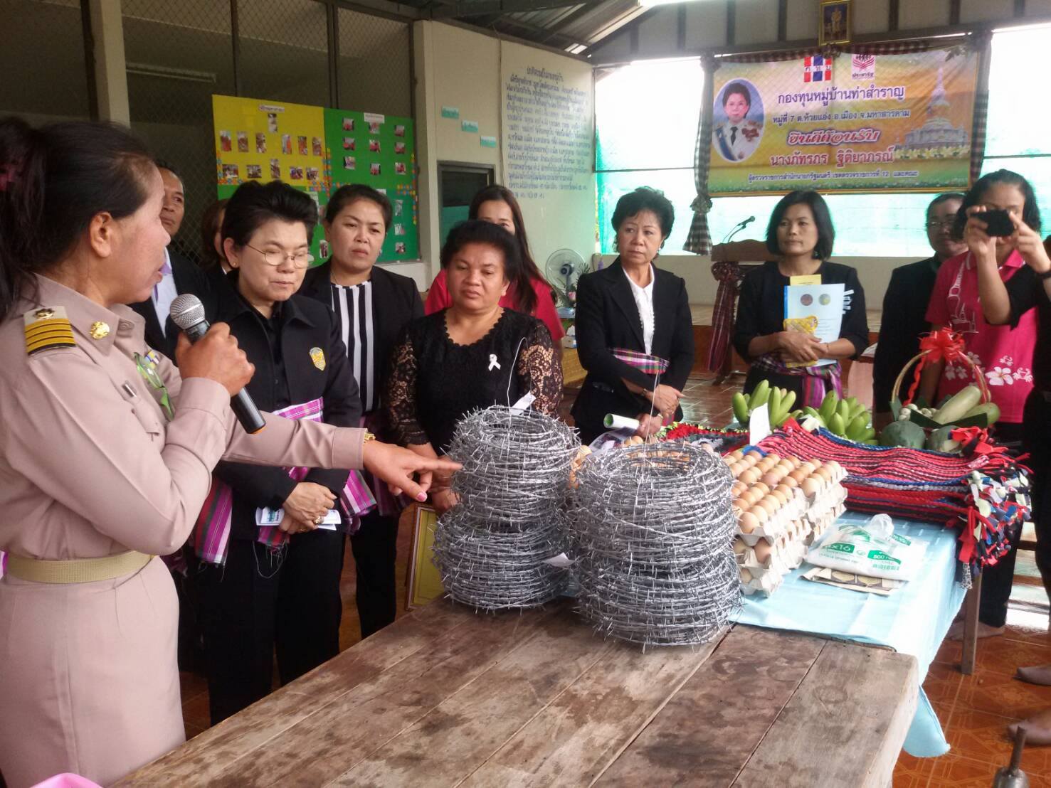 8 มีนาคม 2560   นางภัทรภร   ฐิติยาภรณ์  ผู้ตรวจราชการสำนักนายกรัฐมนตรี เขตตรวจราชการที่ 12 ลงพื้นที่ตรวจติดตามโครงการเพิ่มความเข้มแข็งของเศรษฐกิจฐานรากตามแนวทางประชารัฐ งบประมาณ 500,000 บาท