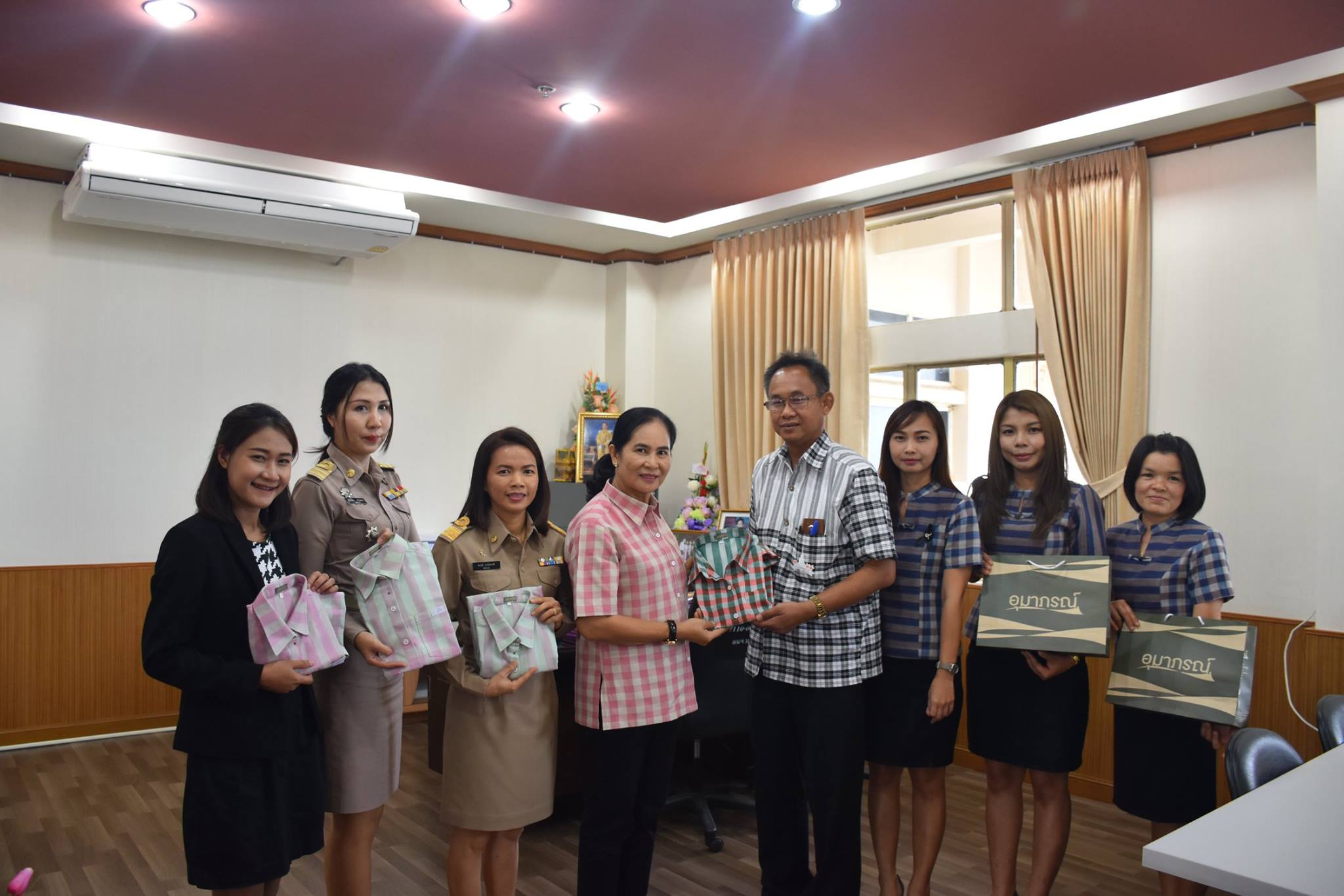 27 มีนาคม 2560   สำนักงานพัฒนาชุมชนจังหวัดมหาสารคาม  มอบเสื้อผ้าขาวม้า  ให้กับผู้บริหารระดับจังหวัด โดยนางไพเราะ  รอยตระกูล  รองผู้ว่าราชการจังหวัดมหาสารคาม เป็นตัวแทนรับมอบ