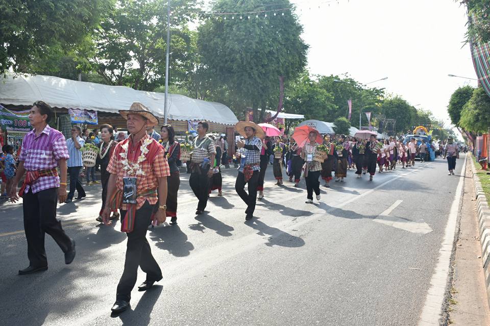 12 เมษายน 2560 สำนักงานพัฒนาชุมชนจังหวัดมหาสารคาม นำโดยนางสาวศศิธร ปัญญาไว พัฒนาการจังหวัดมหาสารคาม  พร้อมด้วยหัวหน้ากลุ่ม หัวหน้าฝ่าย พัฒนาการอำเภอ และเจ้าหน้าที่พัฒนาชุมชนจังหวัดมหาสารคาม  ร่วมพิธีเปิดงาน “ตักสิลามหาสงกรานต์ ถนนข้าวเม่า ปลอดเหล้าปลอดภัย” ตอน “กินข้าวเม่าเมืองตักสิลา  ใส่ผ้าขาวม้าเล่นสงกรานต์”