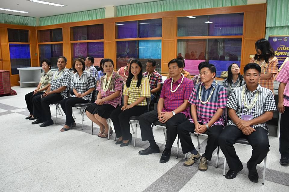 11 เมษายน 2560 สำนักงานพัฒนาชุมชนจังหวัดมหาสารคามจัดกิจกรรม “รวมใจรักและสามัคคี ร่วมสืบสานประเพณีสงกรานต์แบบไทย”  รดน้ำดำหัวขอพรจากผู้อาวุโส