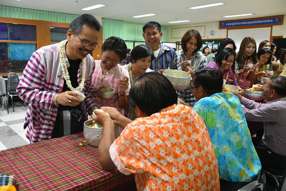 11 เมษายน 2560 สำนักงานพัฒนาชุมชนจังหวัดมหาสารคามจัดกิจกรรม “รวมใจรักและสามัคคี ร่วมสืบสานประเพณีสงกรานต์แบบไทย”  รดน้ำดำหัวขอพรจากผู้อาวุโส