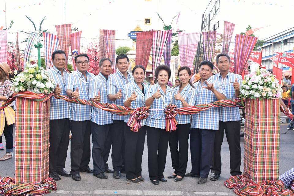 12 เมษายน 2560 สำนักงานพัฒนาชุมชนจังหวัดมหาสารคาม นำโดยนางสาวศศิธร ปัญญาไว พัฒนาการจังหวัดมหาสารคาม  พร้อมด้วยหัวหน้ากลุ่ม หัวหน้าฝ่าย พัฒนาการอำเภอ และเจ้าหน้าที่พัฒนาชุมชนจังหวัดมหาสารคาม  ร่วมพิธีเปิดงาน “ตักสิลามหาสงกรานต์ ถนนข้าวเม่า ปลอดเหล้าปลอดภัย” ตอน “กินข้าวเม่าเมืองตักสิลา  ใส่ผ้าขาวม้าเล่นสงกรานต์”