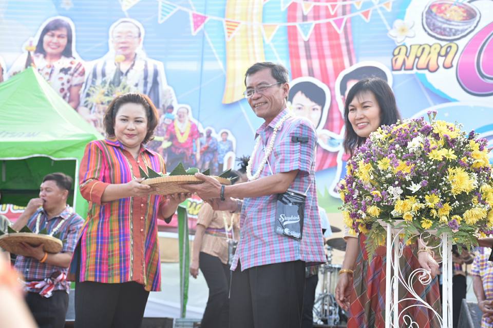 12 เมษายน 2560 สำนักงานพัฒนาชุมชนจังหวัดมหาสารคาม นำโดยนางสาวศศิธร ปัญญาไว พัฒนาการจังหวัดมหาสารคาม  พร้อมด้วยหัวหน้ากลุ่ม หัวหน้าฝ่าย พัฒนาการอำเภอ และเจ้าหน้าที่พัฒนาชุมชนจังหวัดมหาสารคาม  ร่วมพิธีเปิดงาน “ตักสิลามหาสงกรานต์ ถนนข้าวเม่า ปลอดเหล้าปลอดภัย” ตอน “กินข้าวเม่าเมืองตักสิลา  ใส่ผ้าขาวม้าเล่นสงกรานต์”