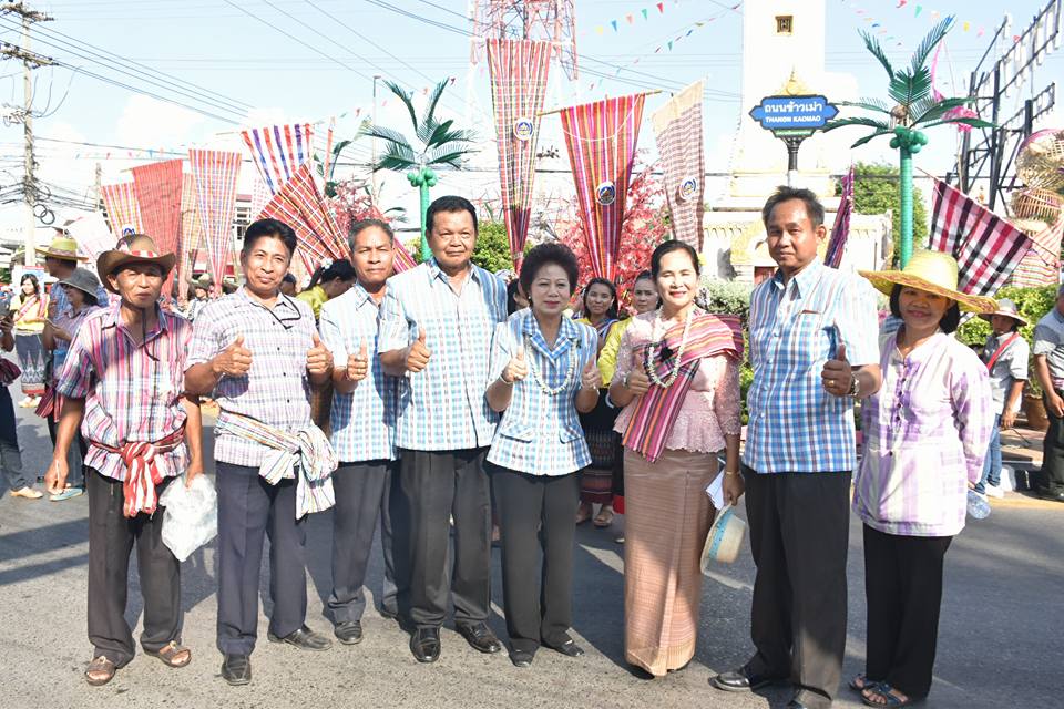 12 เมษายน 2560 สำนักงานพัฒนาชุมชนจังหวัดมหาสารคาม นำโดยนางสาวศศิธร ปัญญาไว พัฒนาการจังหวัดมหาสารคาม  พร้อมด้วยหัวหน้ากลุ่ม หัวหน้าฝ่าย พัฒนาการอำเภอ และเจ้าหน้าที่พัฒนาชุมชนจังหวัดมหาสารคาม  ร่วมพิธีเปิดงาน “ตักสิลามหาสงกรานต์ ถนนข้าวเม่า ปลอดเหล้าปลอดภัย” ตอน “กินข้าวเม่าเมืองตักสิลา  ใส่ผ้าขาวม้าเล่นสงกรานต์”