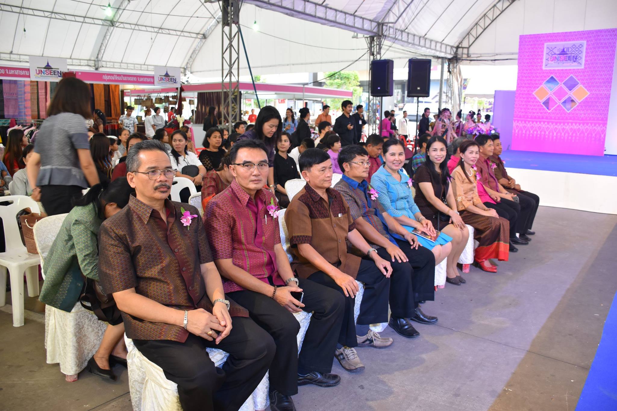 29 มีนาคม 2560    สำนักงานพัฒนาชุมชนจังหวัดมหาสารคามจัดกิจกรรม “มหกรรมผ้าไหมงามสร้อยดอกหมากมหาสารคามสู่สากล ครั้งที่ 1” ณ บริเวณลานด้านหน้าเสริมไทยคอมเพล็กซ์ จังหวัดมหาสารคาม