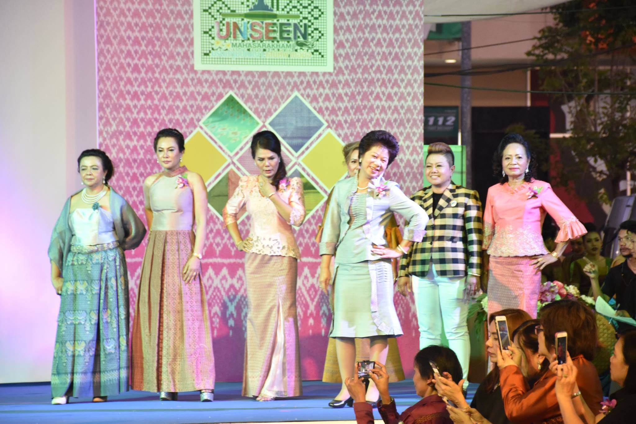 29 มีนาคม 2560    สำนักงานพัฒนาชุมชนจังหวัดมหาสารคามจัดกิจกรรม “มหกรรมผ้าไหมงามสร้อยดอกหมากมหาสารคามสู่สากล ครั้งที่ 1” ณ บริเวณลานด้านหน้าเสริมไทยคอมเพล็กซ์ จังหวัดมหาสารคาม