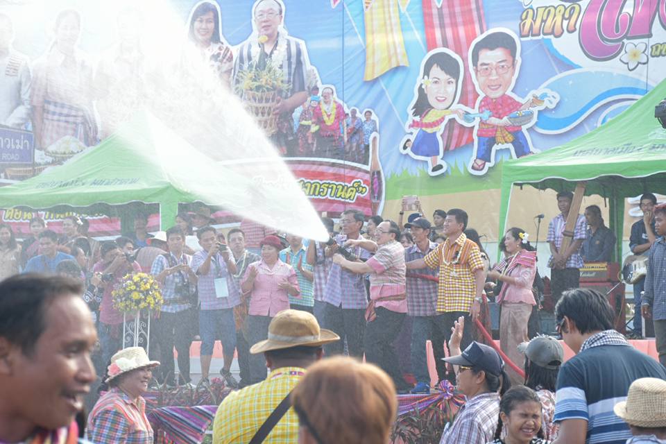 12 เมษายน 2560 สำนักงานพัฒนาชุมชนจังหวัดมหาสารคาม นำโดยนางสาวศศิธร ปัญญาไว พัฒนาการจังหวัดมหาสารคาม  พร้อมด้วยหัวหน้ากลุ่ม หัวหน้าฝ่าย พัฒนาการอำเภอ และเจ้าหน้าที่พัฒนาชุมชนจังหวัดมหาสารคาม  ร่วมพิธีเปิดงาน “ตักสิลามหาสงกรานต์ ถนนข้าวเม่า ปลอดเหล้าปลอดภัย” ตอน “กินข้าวเม่าเมืองตักสิลา  ใส่ผ้าขาวม้าเล่นสงกรานต์”