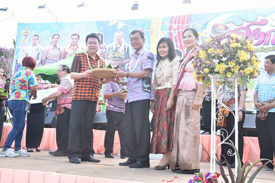 12 เมษายน 2560 สำนักงานพัฒนาชุมชนจังหวัดมหาสารคาม นำโดยนางสาวศศิธร ปัญญาไว พัฒนาการจังหวัดมหาสารคาม  พร้อมด้วยหัวหน้ากลุ่ม หัวหน้าฝ่าย พัฒนาการอำเภอ และเจ้าหน้าที่พัฒนาชุมชนจังหวัดมหาสารคาม  ร่วมพิธีเปิดงาน “ตักสิลามหาสงกรานต์ ถนนข้าวเม่า ปลอดเหล้าปลอดภัย” ตอน “กินข้าวเม่าเมืองตักสิลา  ใส่ผ้าขาวม้าเล่นสงกรานต์”