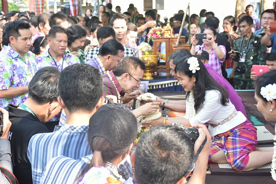 11 เมษายน 2560 สำนักงานพัฒนาชุมชนจังหวัดมหาสารคาม ร่วมกิจกรรมรดน้ำดำหัวขอพร ท่านพ่อเมืองมหาสารคาม นายเสน่ห์ นนทะโชติ ผู้ว่าราชการจังหวัดมหาสารคาม  และนางนิศากร นนทะโชติ นายกเหล่ากาชาดจังหวัดมหาสารคาม