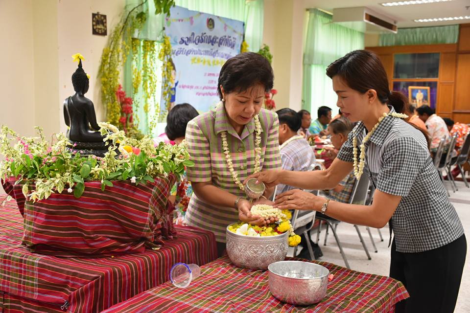 11 เมษายน 2560 สำนักงานพัฒนาชุมชนจังหวัดมหาสารคามจัดกิจกรรม “รวมใจรักและสามัคคี ร่วมสืบสานประเพณีสงกรานต์แบบไทย”  รดน้ำดำหัวขอพรจากผู้อาวุโส