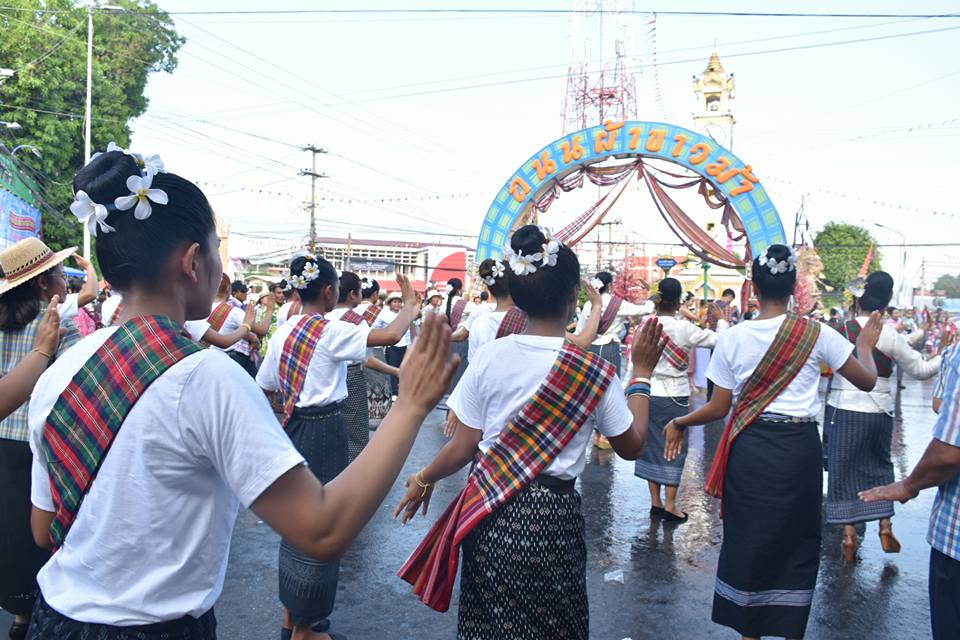 12 เมษายน 2560 สำนักงานพัฒนาชุมชนจังหวัดมหาสารคาม นำโดยนางสาวศศิธร ปัญญาไว พัฒนาการจังหวัดมหาสารคาม  พร้อมด้วยหัวหน้ากลุ่ม หัวหน้าฝ่าย พัฒนาการอำเภอ และเจ้าหน้าที่พัฒนาชุมชนจังหวัดมหาสารคาม  ร่วมพิธีเปิดงาน “ตักสิลามหาสงกรานต์ ถนนข้าวเม่า ปลอดเหล้าปลอดภัย” ตอน “กินข้าวเม่าเมืองตักสิลา  ใส่ผ้าขาวม้าเล่นสงกรานต์”