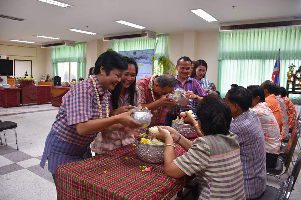 11 เมษายน 2560 สำนักงานพัฒนาชุมชนจังหวัดมหาสารคามจัดกิจกรรม “รวมใจรักและสามัคคี ร่วมสืบสานประเพณีสงกรานต์แบบไทย”  รดน้ำดำหัวขอพรจากผู้อาวุโส