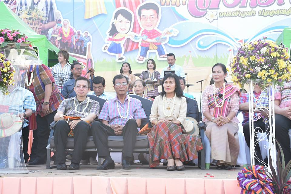 12 เมษายน 2560 สำนักงานพัฒนาชุมชนจังหวัดมหาสารคาม นำโดยนางสาวศศิธร ปัญญาไว พัฒนาการจังหวัดมหาสารคาม  พร้อมด้วยหัวหน้ากลุ่ม หัวหน้าฝ่าย พัฒนาการอำเภอ และเจ้าหน้าที่พัฒนาชุมชนจังหวัดมหาสารคาม  ร่วมพิธีเปิดงาน “ตักสิลามหาสงกรานต์ ถนนข้าวเม่า ปลอดเหล้าปลอดภัย” ตอน “กินข้าวเม่าเมืองตักสิลา  ใส่ผ้าขาวม้าเล่นสงกรานต์”