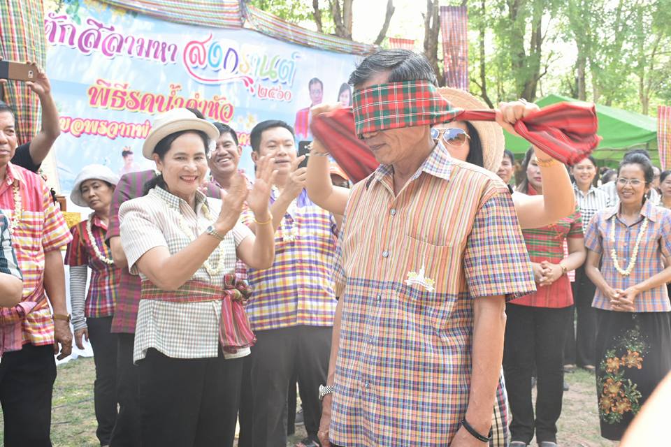 11 เมษายน 2560 สำนักงานพัฒนาชุมชนจังหวัดมหาสารคาม ร่วมกิจกรรมรดน้ำดำหัวขอพร ท่านพ่อเมืองมหาสารคาม นายเสน่ห์ นนทะโชติ ผู้ว่าราชการจังหวัดมหาสารคาม  และนางนิศากร นนทะโชติ นายกเหล่ากาชาดจังหวัดมหาสารคาม