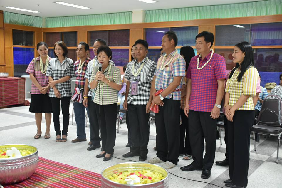11 เมษายน 2560 สำนักงานพัฒนาชุมชนจังหวัดมหาสารคามจัดกิจกรรม “รวมใจรักและสามัคคี ร่วมสืบสานประเพณีสงกรานต์แบบไทย”  รดน้ำดำหัวขอพรจากผู้อาวุโส