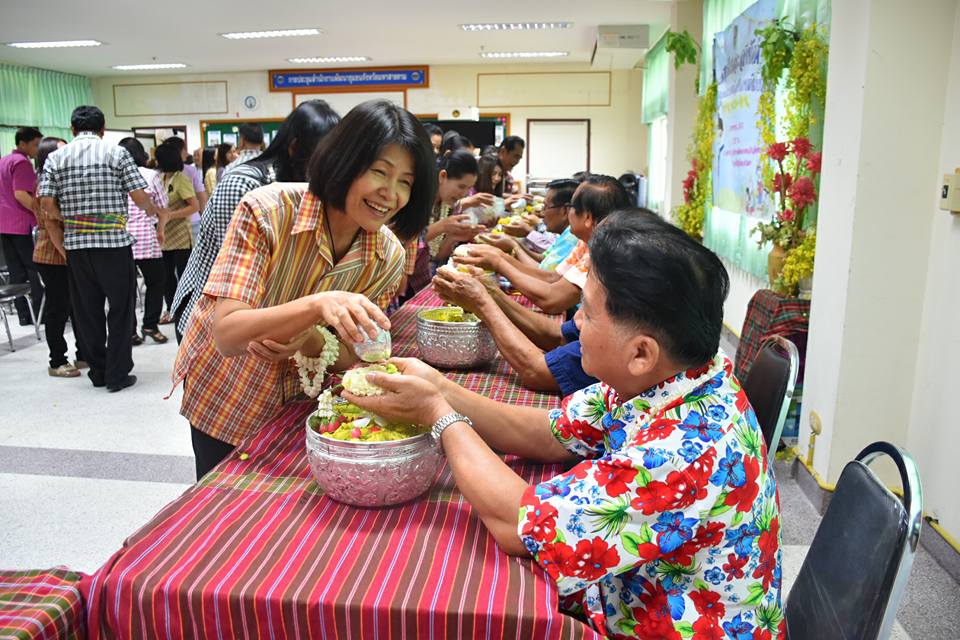 11 เมษายน 2560 สำนักงานพัฒนาชุมชนจังหวัดมหาสารคามจัดกิจกรรม “รวมใจรักและสามัคคี ร่วมสืบสานประเพณีสงกรานต์แบบไทย”  รดน้ำดำหัวขอพรจากผู้อาวุโส