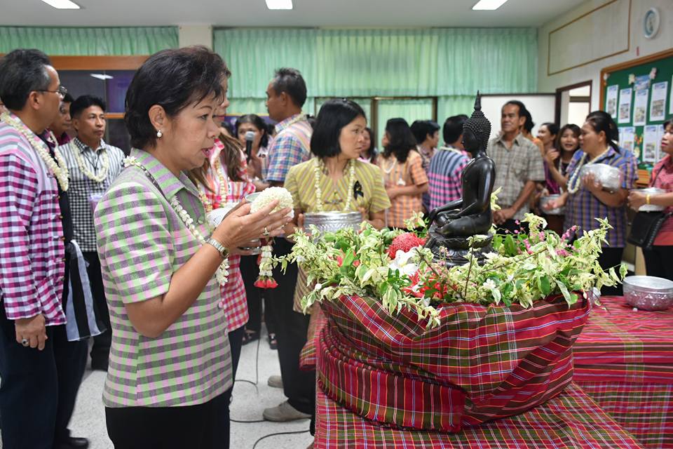 11 เมษายน 2560 สำนักงานพัฒนาชุมชนจังหวัดมหาสารคามจัดกิจกรรม “รวมใจรักและสามัคคี ร่วมสืบสานประเพณีสงกรานต์แบบไทย”  รดน้ำดำหัวขอพรจากผู้อาวุโส