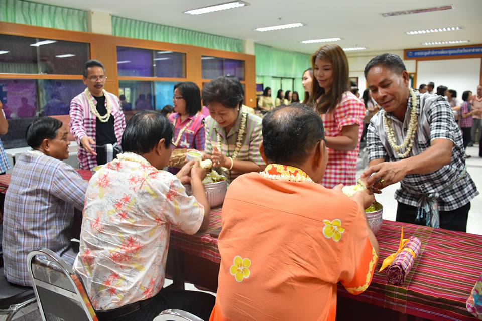 11 เมษายน 2560 สำนักงานพัฒนาชุมชนจังหวัดมหาสารคามจัดกิจกรรม “รวมใจรักและสามัคคี ร่วมสืบสานประเพณีสงกรานต์แบบไทย”  รดน้ำดำหัวขอพรจากผู้อาวุโส