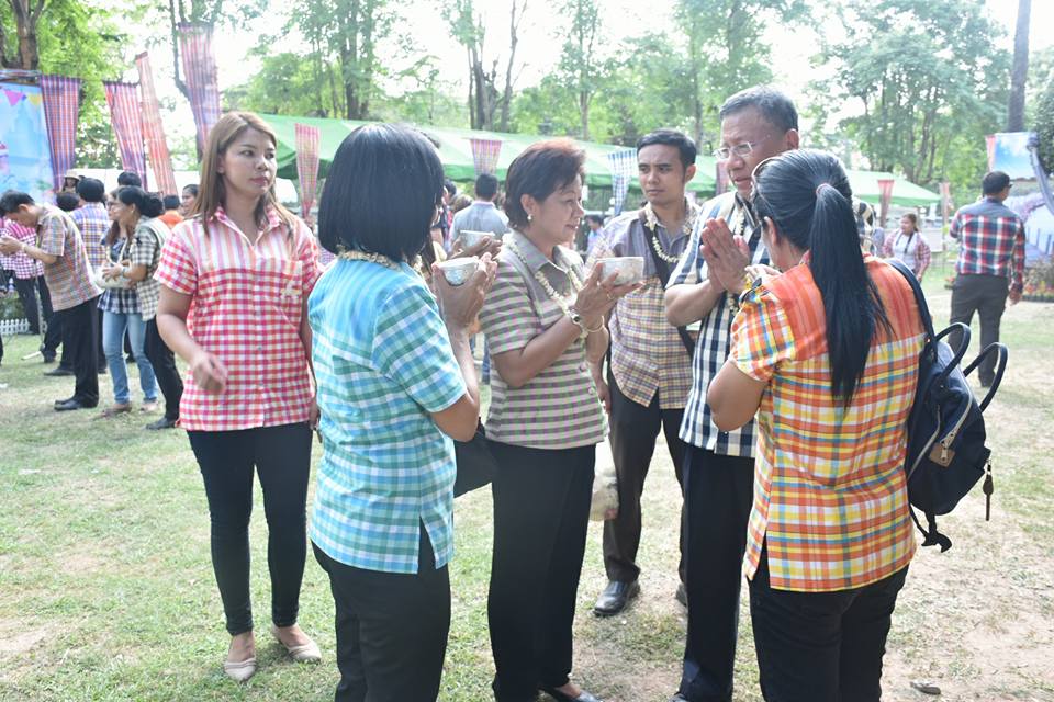 11 เมษายน 2560 สำนักงานพัฒนาชุมชนจังหวัดมหาสารคาม ร่วมกิจกรรมรดน้ำดำหัวขอพร ท่านพ่อเมืองมหาสารคาม นายเสน่ห์ นนทะโชติ ผู้ว่าราชการจังหวัดมหาสารคาม  และนางนิศากร นนทะโชติ นายกเหล่ากาชาดจังหวัดมหาสารคาม