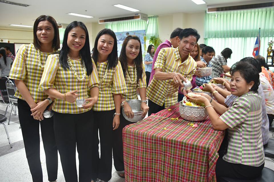 11 เมษายน 2560 สำนักงานพัฒนาชุมชนจังหวัดมหาสารคามจัดกิจกรรม “รวมใจรักและสามัคคี ร่วมสืบสานประเพณีสงกรานต์แบบไทย”  รดน้ำดำหัวขอพรจากผู้อาวุโส