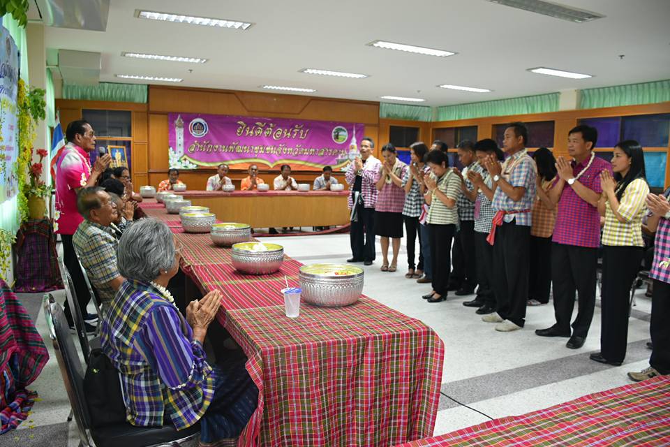 11 เมษายน 2560 สำนักงานพัฒนาชุมชนจังหวัดมหาสารคามจัดกิจกรรม “รวมใจรักและสามัคคี ร่วมสืบสานประเพณีสงกรานต์แบบไทย”  รดน้ำดำหัวขอพรจากผู้อาวุโส