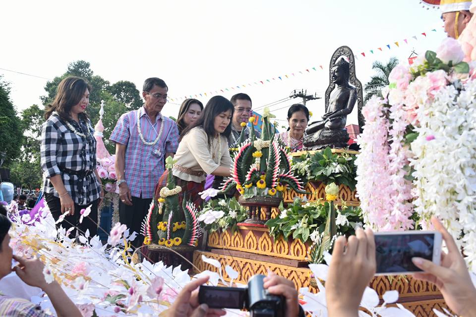 12 เมษายน 2560 สำนักงานพัฒนาชุมชนจังหวัดมหาสารคาม นำโดยนางสาวศศิธร ปัญญาไว พัฒนาการจังหวัดมหาสารคาม  พร้อมด้วยหัวหน้ากลุ่ม หัวหน้าฝ่าย พัฒนาการอำเภอ และเจ้าหน้าที่พัฒนาชุมชนจังหวัดมหาสารคาม  ร่วมพิธีเปิดงาน “ตักสิลามหาสงกรานต์ ถนนข้าวเม่า ปลอดเหล้าปลอดภัย” ตอน “กินข้าวเม่าเมืองตักสิลา  ใส่ผ้าขาวม้าเล่นสงกรานต์”