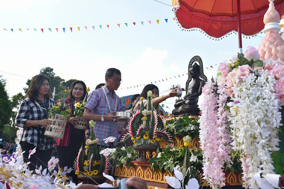 12 เมษายน 2560 สำนักงานพัฒนาชุมชนจังหวัดมหาสารคาม นำโดยนางสาวศศิธร ปัญญาไว พัฒนาการจังหวัดมหาสารคาม  พร้อมด้วยหัวหน้ากลุ่ม หัวหน้าฝ่าย พัฒนาการอำเภอ และเจ้าหน้าที่พัฒนาชุมชนจังหวัดมหาสารคาม  ร่วมพิธีเปิดงาน “ตักสิลามหาสงกรานต์ ถนนข้าวเม่า ปลอดเหล้าปลอดภัย” ตอน “กินข้าวเม่าเมืองตักสิลา  ใส่ผ้าขาวม้าเล่นสงกรานต์”