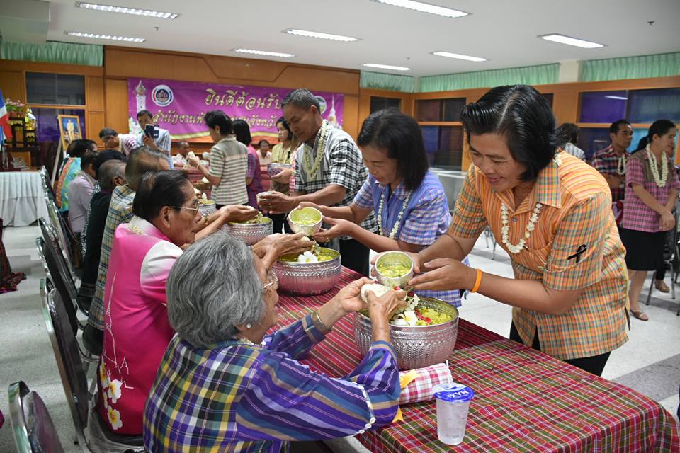 11 เมษายน 2560 สำนักงานพัฒนาชุมชนจังหวัดมหาสารคามจัดกิจกรรม “รวมใจรักและสามัคคี ร่วมสืบสานประเพณีสงกรานต์แบบไทย”  รดน้ำดำหัวขอพรจากผู้อาวุโส