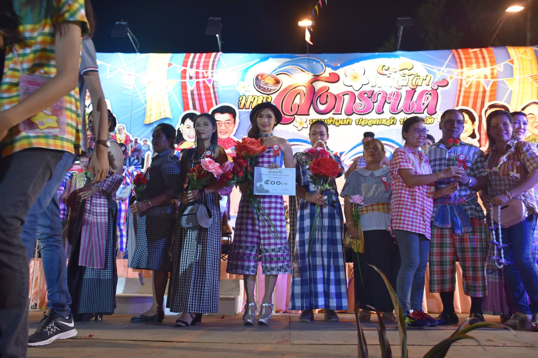12 เมษายน 2560 สำนักงานพัฒนาชุมชนจังหวัดมหาสารคาม ร่วมกิจกรรมการประกวด “ชุดผ้าขาวม้าน่าใส่ ผ้าไหมน่าห่ม” ในงาน  “ตักสิลามหาสงกรานต์ ถนนข้าวเม่า ปลอดเหล้าปลอดภัย” ตอน “กินข้าวเม่าเมืองตักสิลา ใส่ผ้าขาวม้าเล่นสงกรานต์”