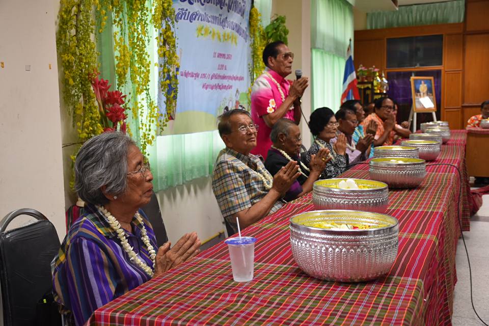 11 เมษายน 2560 สำนักงานพัฒนาชุมชนจังหวัดมหาสารคามจัดกิจกรรม “รวมใจรักและสามัคคี ร่วมสืบสานประเพณีสงกรานต์แบบไทย”  รดน้ำดำหัวขอพรจากผู้อาวุโส
