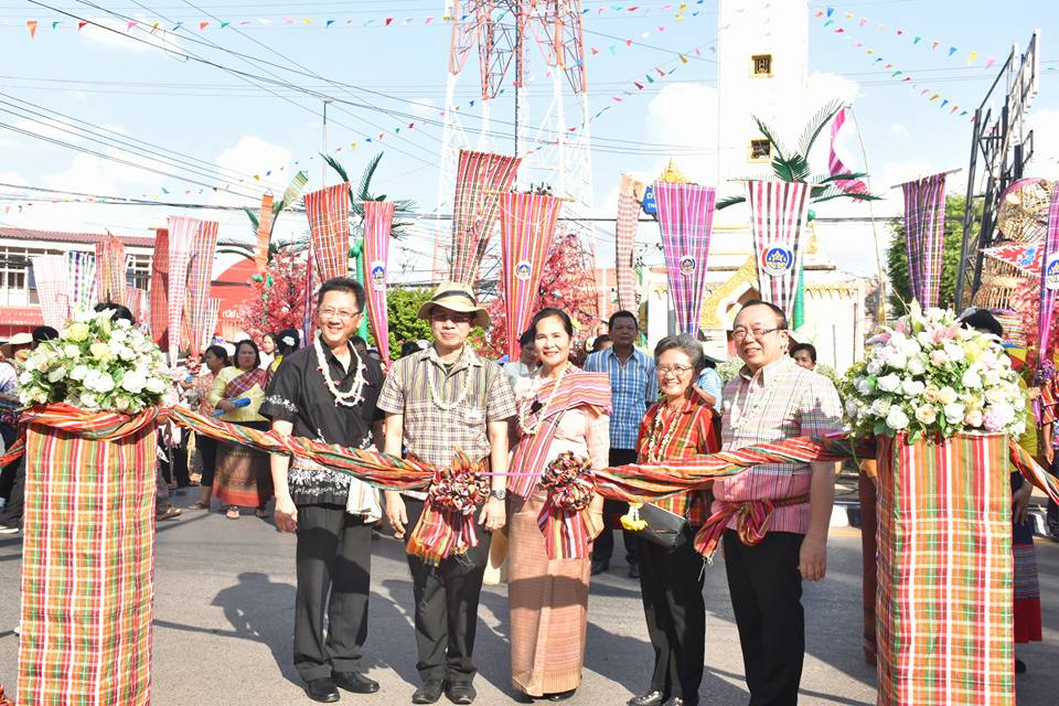 12 เมษายน 2560 สำนักงานพัฒนาชุมชนจังหวัดมหาสารคาม นำโดยนางสาวศศิธร ปัญญาไว พัฒนาการจังหวัดมหาสารคาม  พร้อมด้วยหัวหน้ากลุ่ม หัวหน้าฝ่าย พัฒนาการอำเภอ และเจ้าหน้าที่พัฒนาชุมชนจังหวัดมหาสารคาม  ร่วมพิธีเปิดงาน “ตักสิลามหาสงกรานต์ ถนนข้าวเม่า ปลอดเหล้าปลอดภัย” ตอน “กินข้าวเม่าเมืองตักสิลา  ใส่ผ้าขาวม้าเล่นสงกรานต์”
