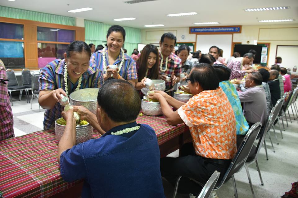 11 เมษายน 2560 สำนักงานพัฒนาชุมชนจังหวัดมหาสารคามจัดกิจกรรม “รวมใจรักและสามัคคี ร่วมสืบสานประเพณีสงกรานต์แบบไทย”  รดน้ำดำหัวขอพรจากผู้อาวุโส