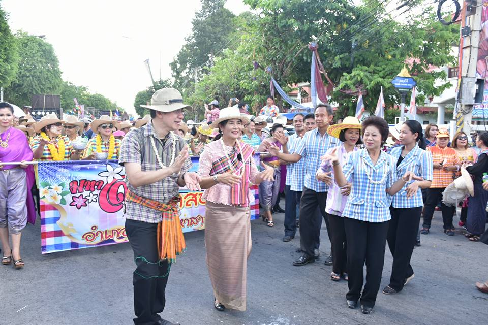 12 เมษายน 2560 สำนักงานพัฒนาชุมชนจังหวัดมหาสารคาม นำโดยนางสาวศศิธร ปัญญาไว พัฒนาการจังหวัดมหาสารคาม  พร้อมด้วยหัวหน้ากลุ่ม หัวหน้าฝ่าย พัฒนาการอำเภอ และเจ้าหน้าที่พัฒนาชุมชนจังหวัดมหาสารคาม  ร่วมพิธีเปิดงาน “ตักสิลามหาสงกรานต์ ถนนข้าวเม่า ปลอดเหล้าปลอดภัย” ตอน “กินข้าวเม่าเมืองตักสิลา  ใส่ผ้าขาวม้าเล่นสงกรานต์”