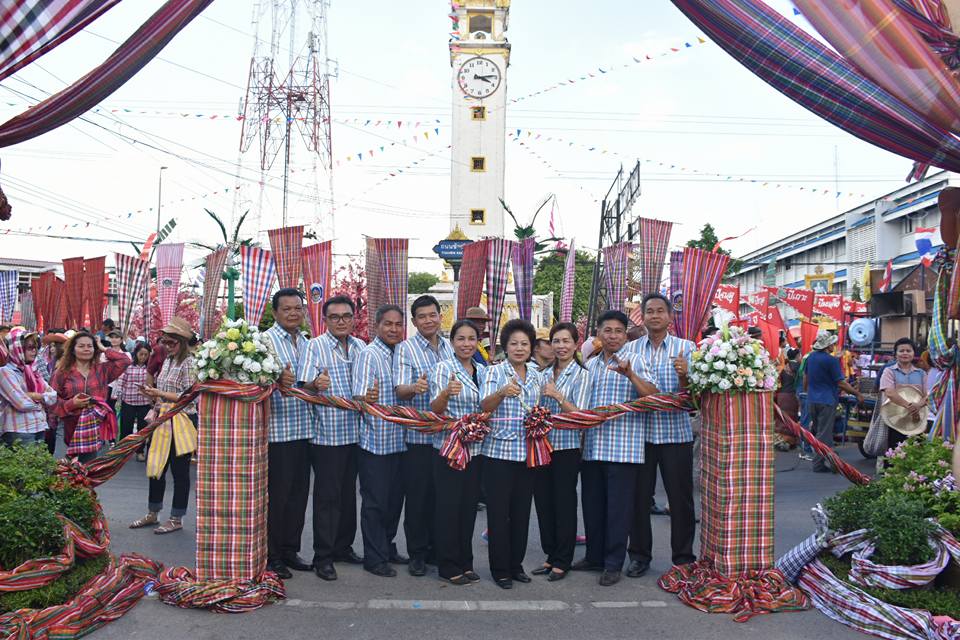 12 เมษายน 2560 สำนักงานพัฒนาชุมชนจังหวัดมหาสารคาม นำโดยนางสาวศศิธร ปัญญาไว พัฒนาการจังหวัดมหาสารคาม  พร้อมด้วยหัวหน้ากลุ่ม หัวหน้าฝ่าย พัฒนาการอำเภอ และเจ้าหน้าที่พัฒนาชุมชนจังหวัดมหาสารคาม  ร่วมพิธีเปิดงาน “ตักสิลามหาสงกรานต์ ถนนข้าวเม่า ปลอดเหล้าปลอดภัย” ตอน “กินข้าวเม่าเมืองตักสิลา  ใส่ผ้าขาวม้าเล่นสงกรานต์”