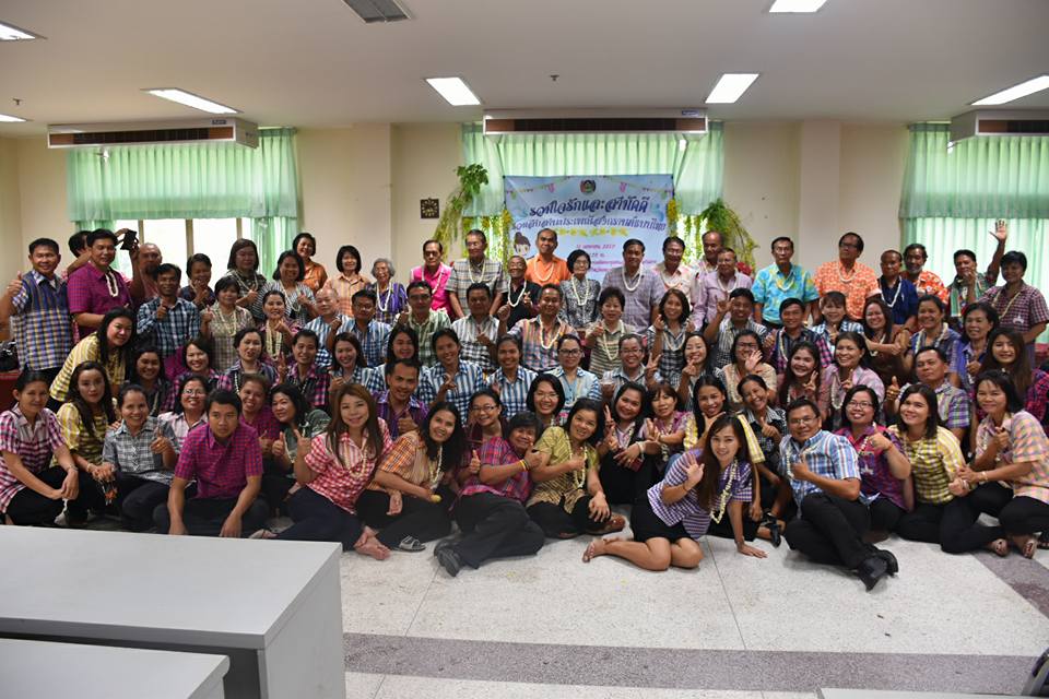11 เมษายน 2560 สำนักงานพัฒนาชุมชนจังหวัดมหาสารคามจัดกิจกรรม “รวมใจรักและสามัคคี ร่วมสืบสานประเพณีสงกรานต์แบบไทย”  รดน้ำดำหัวขอพรจากผู้อาวุโส