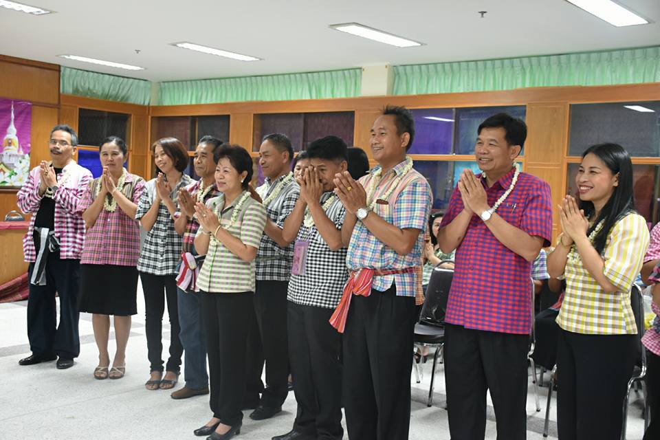 11 เมษายน 2560 สำนักงานพัฒนาชุมชนจังหวัดมหาสารคามจัดกิจกรรม “รวมใจรักและสามัคคี ร่วมสืบสานประเพณีสงกรานต์แบบไทย”  รดน้ำดำหัวขอพรจากผู้อาวุโส