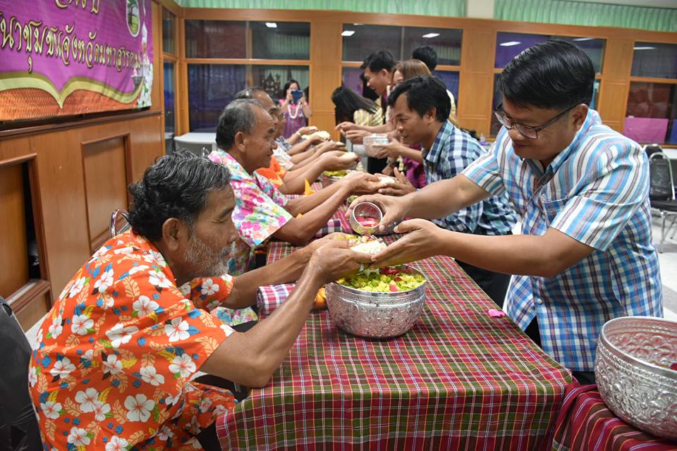 11 เมษายน 2560 สำนักงานพัฒนาชุมชนจังหวัดมหาสารคามจัดกิจกรรม “รวมใจรักและสามัคคี ร่วมสืบสานประเพณีสงกรานต์แบบไทย”  รดน้ำดำหัวขอพรจากผู้อาวุโส