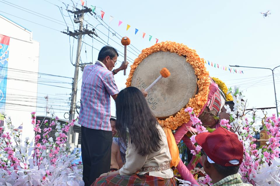 12 เมษายน 2560 สำนักงานพัฒนาชุมชนจังหวัดมหาสารคาม นำโดยนางสาวศศิธร ปัญญาไว พัฒนาการจังหวัดมหาสารคาม  พร้อมด้วยหัวหน้ากลุ่ม หัวหน้าฝ่าย พัฒนาการอำเภอ และเจ้าหน้าที่พัฒนาชุมชนจังหวัดมหาสารคาม  ร่วมพิธีเปิดงาน “ตักสิลามหาสงกรานต์ ถนนข้าวเม่า ปลอดเหล้าปลอดภัย” ตอน “กินข้าวเม่าเมืองตักสิลา  ใส่ผ้าขาวม้าเล่นสงกรานต์”