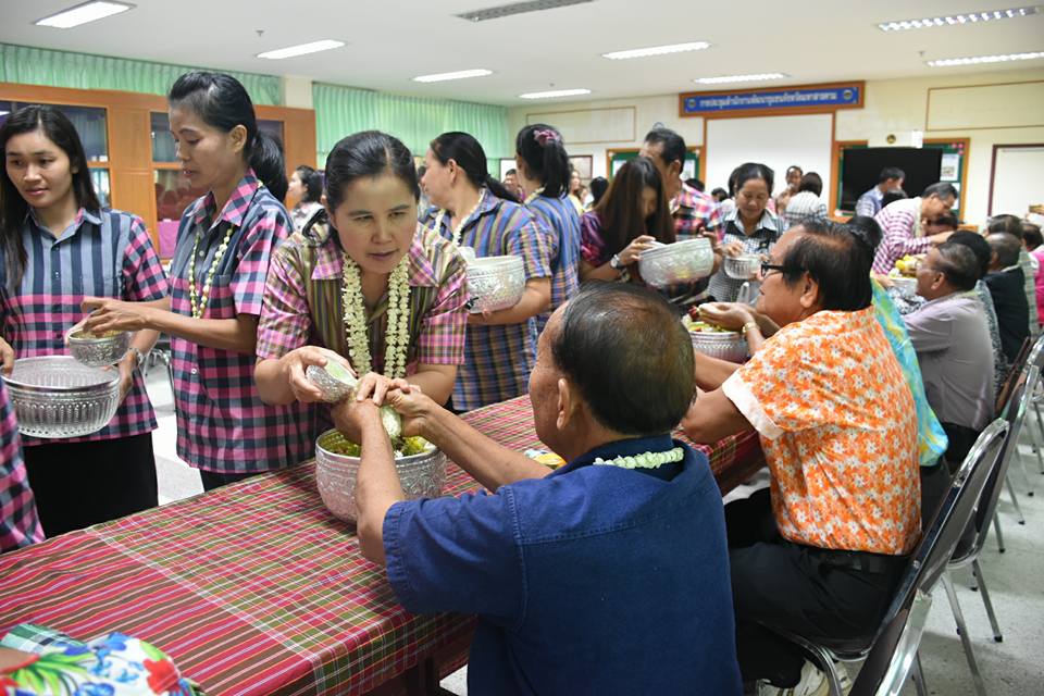 11 เมษายน 2560 สำนักงานพัฒนาชุมชนจังหวัดมหาสารคามจัดกิจกรรม “รวมใจรักและสามัคคี ร่วมสืบสานประเพณีสงกรานต์แบบไทย”  รดน้ำดำหัวขอพรจากผู้อาวุโส