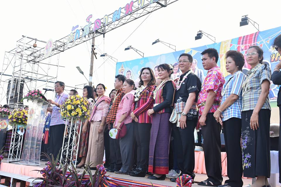 12 เมษายน 2560 สำนักงานพัฒนาชุมชนจังหวัดมหาสารคาม นำโดยนางสาวศศิธร ปัญญาไว พัฒนาการจังหวัดมหาสารคาม  พร้อมด้วยหัวหน้ากลุ่ม หัวหน้าฝ่าย พัฒนาการอำเภอ และเจ้าหน้าที่พัฒนาชุมชนจังหวัดมหาสารคาม  ร่วมพิธีเปิดงาน “ตักสิลามหาสงกรานต์ ถนนข้าวเม่า ปลอดเหล้าปลอดภัย” ตอน “กินข้าวเม่าเมืองตักสิลา  ใส่ผ้าขาวม้าเล่นสงกรานต์”