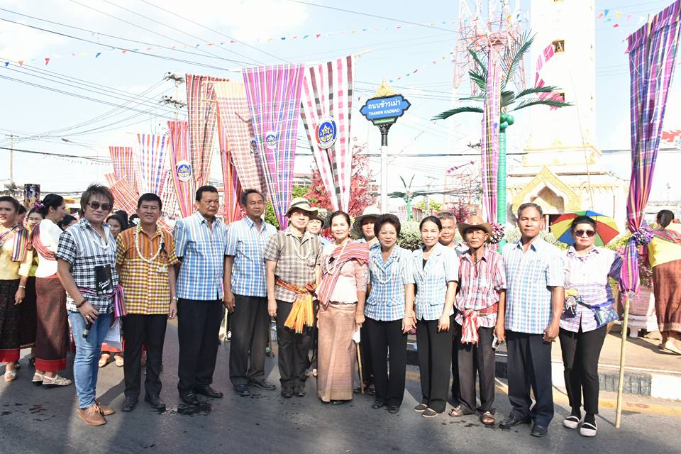 12 เมษายน 2560 สำนักงานพัฒนาชุมชนจังหวัดมหาสารคาม นำโดยนางสาวศศิธร ปัญญาไว พัฒนาการจังหวัดมหาสารคาม  พร้อมด้วยหัวหน้ากลุ่ม หัวหน้าฝ่าย พัฒนาการอำเภอ และเจ้าหน้าที่พัฒนาชุมชนจังหวัดมหาสารคาม  ร่วมพิธีเปิดงาน “ตักสิลามหาสงกรานต์ ถนนข้าวเม่า ปลอดเหล้าปลอดภัย” ตอน “กินข้าวเม่าเมืองตักสิลา  ใส่ผ้าขาวม้าเล่นสงกรานต์”