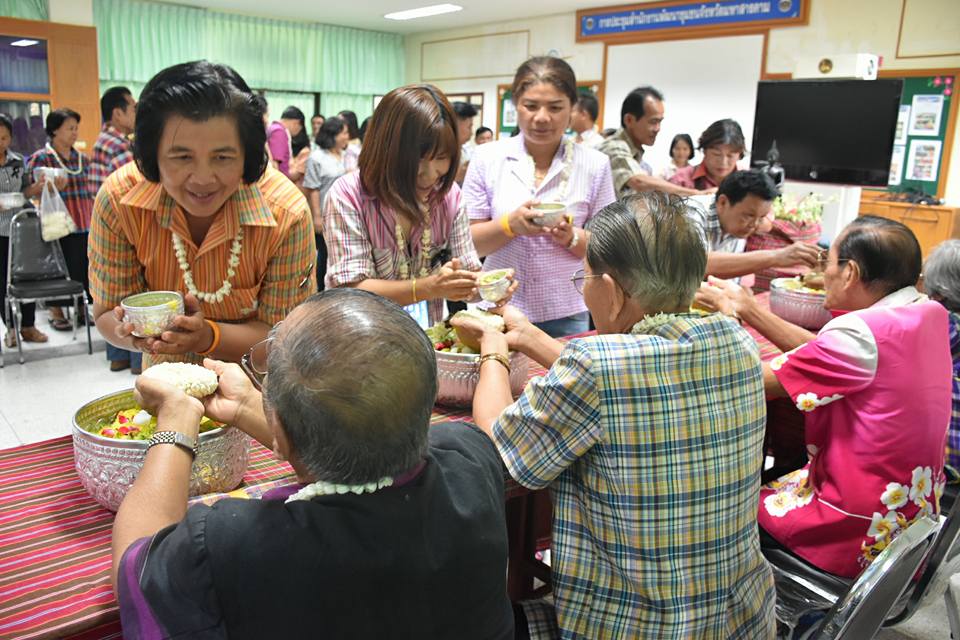 11 เมษายน 2560 สำนักงานพัฒนาชุมชนจังหวัดมหาสารคามจัดกิจกรรม “รวมใจรักและสามัคคี ร่วมสืบสานประเพณีสงกรานต์แบบไทย”  รดน้ำดำหัวขอพรจากผู้อาวุโส