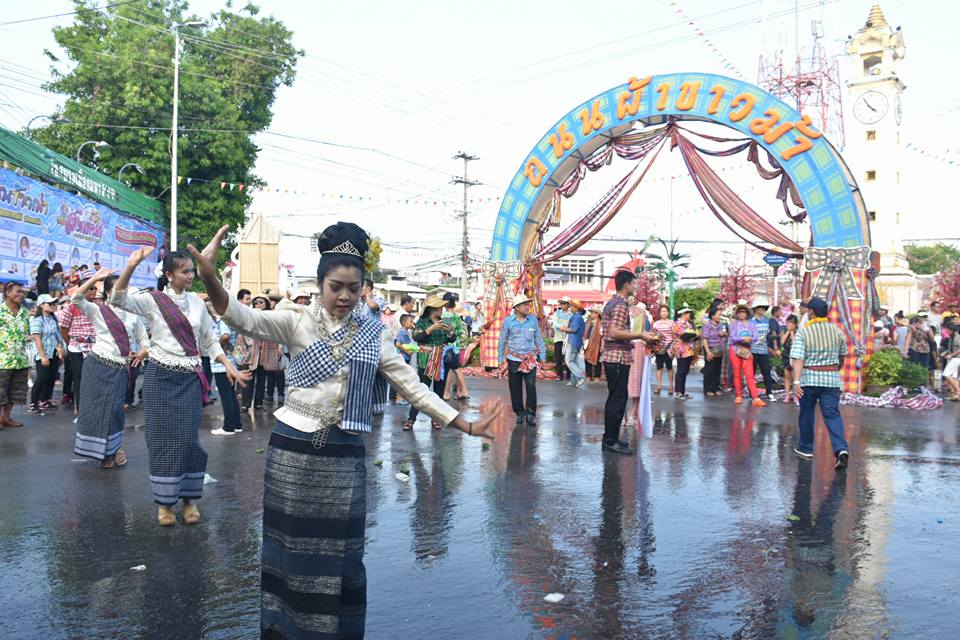 12 เมษายน 2560 สำนักงานพัฒนาชุมชนจังหวัดมหาสารคาม นำโดยนางสาวศศิธร ปัญญาไว พัฒนาการจังหวัดมหาสารคาม  พร้อมด้วยหัวหน้ากลุ่ม หัวหน้าฝ่าย พัฒนาการอำเภอ และเจ้าหน้าที่พัฒนาชุมชนจังหวัดมหาสารคาม  ร่วมพิธีเปิดงาน “ตักสิลามหาสงกรานต์ ถนนข้าวเม่า ปลอดเหล้าปลอดภัย” ตอน “กินข้าวเม่าเมืองตักสิลา  ใส่ผ้าขาวม้าเล่นสงกรานต์”