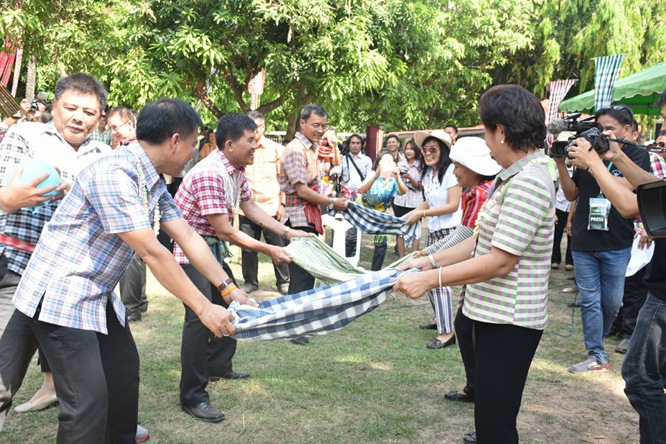 11 เมษายน 2560 สำนักงานพัฒนาชุมชนจังหวัดมหาสารคาม ร่วมกิจกรรมรดน้ำดำหัวขอพร ท่านพ่อเมืองมหาสารคาม นายเสน่ห์ นนทะโชติ ผู้ว่าราชการจังหวัดมหาสารคาม  และนางนิศากร นนทะโชติ นายกเหล่ากาชาดจังหวัดมหาสารคาม
