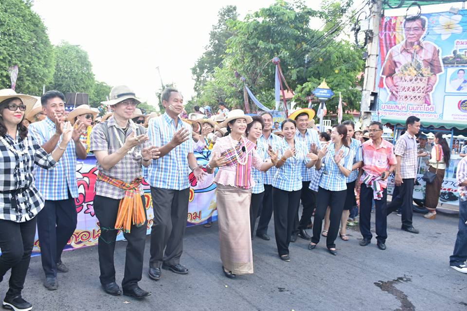 12 เมษายน 2560 สำนักงานพัฒนาชุมชนจังหวัดมหาสารคาม นำโดยนางสาวศศิธร ปัญญาไว พัฒนาการจังหวัดมหาสารคาม  พร้อมด้วยหัวหน้ากลุ่ม หัวหน้าฝ่าย พัฒนาการอำเภอ และเจ้าหน้าที่พัฒนาชุมชนจังหวัดมหาสารคาม  ร่วมพิธีเปิดงาน “ตักสิลามหาสงกรานต์ ถนนข้าวเม่า ปลอดเหล้าปลอดภัย” ตอน “กินข้าวเม่าเมืองตักสิลา  ใส่ผ้าขาวม้าเล่นสงกรานต์”