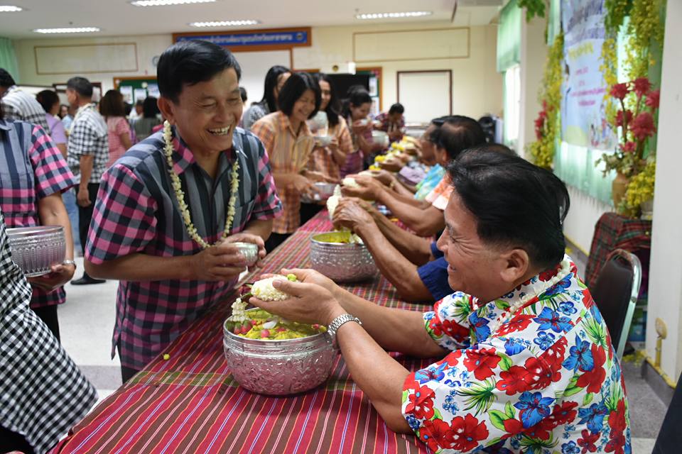 11 เมษายน 2560 สำนักงานพัฒนาชุมชนจังหวัดมหาสารคามจัดกิจกรรม “รวมใจรักและสามัคคี ร่วมสืบสานประเพณีสงกรานต์แบบไทย”  รดน้ำดำหัวขอพรจากผู้อาวุโส