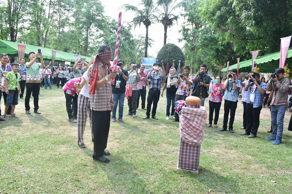11 เมษายน 2560 สำนักงานพัฒนาชุมชนจังหวัดมหาสารคาม ร่วมกิจกรรมรดน้ำดำหัวขอพร ท่านพ่อเมืองมหาสารคาม นายเสน่ห์ นนทะโชติ ผู้ว่าราชการจังหวัดมหาสารคาม  และนางนิศากร นนทะโชติ นายกเหล่ากาชาดจังหวัดมหาสารคาม